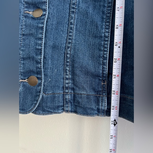Croft & Barrow Women’s Classic Light Blue Jean Jacket with Pockets - Picture 5 of 9